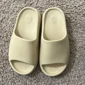 Tan Yeezy slides adidas Yeezy Slide Desert Sand Men main image 3